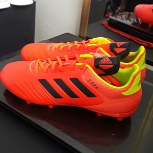 Soccer shoes